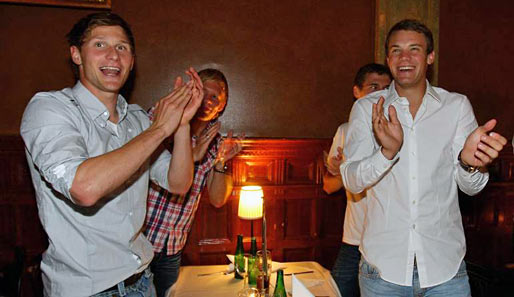 Gute Stimmung bei der Party danach: Benedikt Höwedes und Manuel Neuer (vorne) freuen sich des Lebens