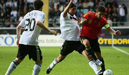 Hochkarätiges Duell der Kapitäne im Mittelfeld: Sami Khedira gegen Spaniens Raul Garcia