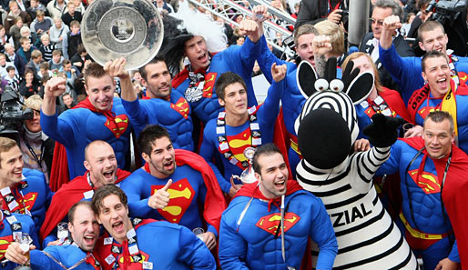 Gruppenbild mit Zebra: Die Schale hielt - Ehre, wem Ehre gebührt - natürlich der Käpt'n, natürlich Stefan Lövgren