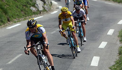 Lance Armstrong (l.) und die anderen Favoriten belauerten sich und kamen zeitgleich im Ziel in Tarbes an. Für die Attacken sorgten andere...