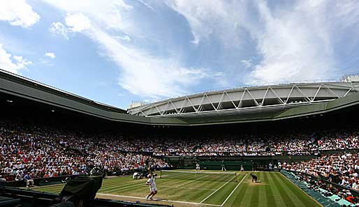 Wie auch schon beim Damen-Finale am Tag zuvor: tolles Wetter und prall gefüllte Ränge auf dem Center Court in Wimbledon!
