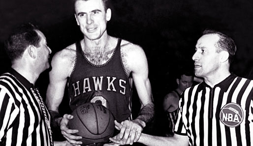 Center Bob Pettit war eine der ersten großen Persönlichkeiten der NBA. 1958 gewann er mit den St. Louis Hawks den Titel gegen...