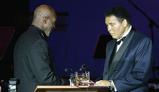 Zwei der größten Boxer aller Zeiten. "The Real Deal" Evander Holyfield (l.) erhält den Muhammad-Ali-Award aus den Händen des Namensgebers persönlich
