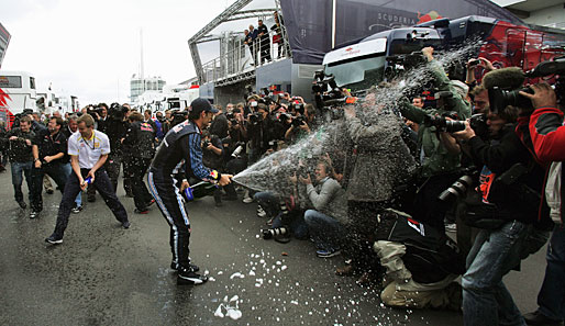 Doch auch anschließend wird noch kräftig gefeiert: Im Fahrerlager spendieren Webber und Vettel Journalisten und Teammitgliedern eine kalte Dusche