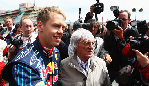Vettel: Diesmal ohne Mütze. Dafür aber mit Bernie Ecclestone