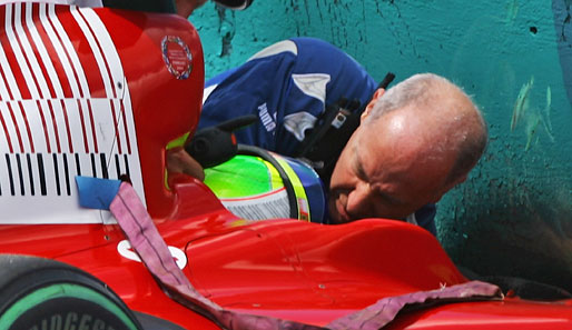 Massa wurde von einem Metallteil am Kopf getroffen. Der Helm und das Visier wurden beschädigt, Massa erlitt eine blutige Verletzung
