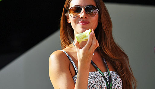 Schon beim Training am Fraitag gut gelaunt: Unterwäsche-Model Jessica Michibata, Freundin von WM-Spitzenreiter Jenson Button
