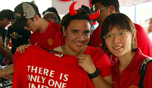 Die Fans in Malaysia erfreuten sich an einem wahren Overkill an Manchester-Merchandising-Artikeln. Besonders beliebt, die roten Teufelshörner