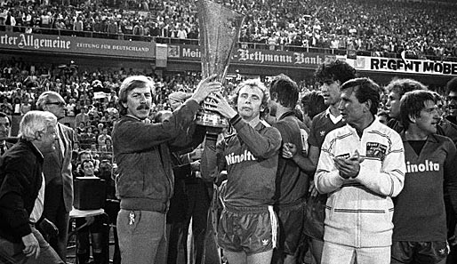 Der größe Erfolg: UEFA-Pokalsieger 1980. Nach dem Sieg über Titelverteidiger Borussia Mönchengladbach stemmen Jürgen Grabowski (l.) und Bernd Hölzenbein den Pott in die Höhe