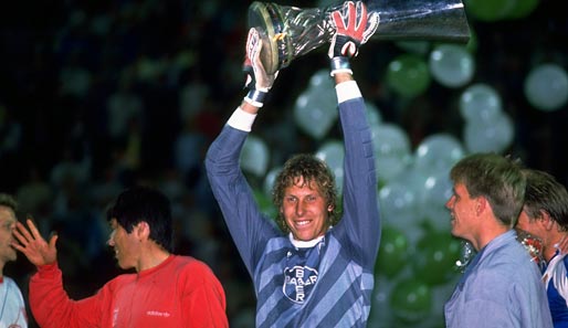 Der größte Erfolg: 1988 wurde Bayer Leverkusen UEFA-Cup-Sieger. Hier präsentiert Rüdiger Vollborn den Pokal