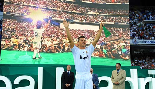 Ronaldo winkt in die Massen. Im Hintergrund beobachten die Legenden Alfredo Di Stefano und Eusebio das Geschehen