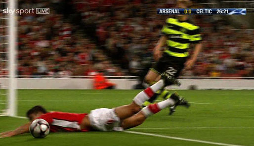 Der Schiedsrichter fällt auf die Schwalbe rein und pfeift Elfmeter für Arsenal. Eduardo verwandelt zum 1:0