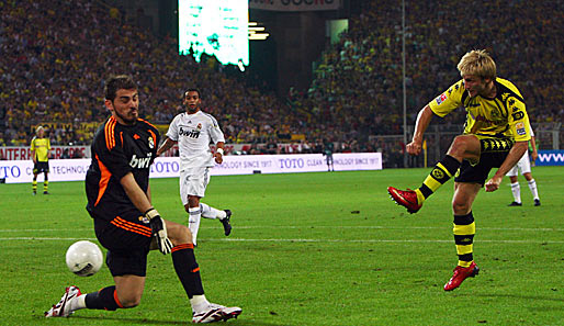 Dortmunds Kuba (r.) mit einer guten Möglichkeit, die Real-Keeper Iker Casillas jedoch vereiteln konnte