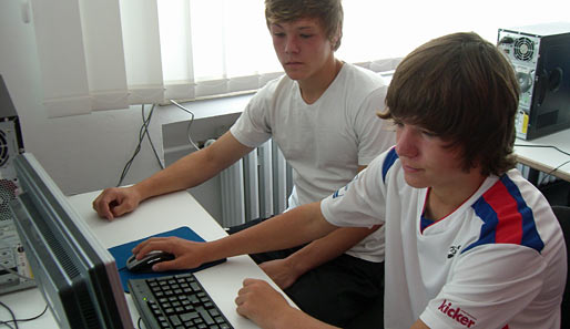 In der "Coaching Zone", dem Raum, in dem die Hausaufgabenbetreuung stattfindet, stehen den Jungs auch Computer zur Verfügung