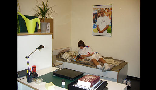 Am DFI sind die meisten Schüler in Doppelzimmern untergebracht. Über Roman Bärs (14, Schalke 04) Bett hängt sein Idol Zinedine Zidane