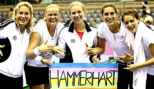 Mit den deutschen Damen, hier beim Fed Cup in Japan, unternimmt Andrea Petkovic (2.v.r.) auch während den Turnieren viel