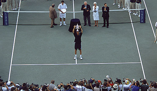 Marat Safin bei den US Open 2000. Im Finale bezwang er Pete Sampras, der sich im Hintergrund die Krönung des jungen Russen anschaut
