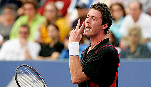 Auch diese Geste kennt jeder Tennis-Fan. Safin blickt in seine Hand und lamentiert. Meist kein gutes Zeichen für den Russen