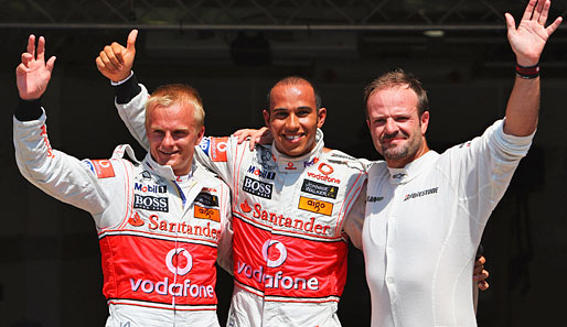 Das Gruppenfoto der ersten drei Fahrer verpasste Vettel knapp. Dort tummelten sich neben Hamilton McLaren-Kollege Heikki Kovalainen und Rubens Barrichello