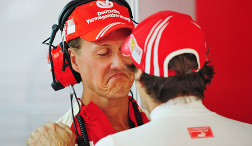 Michael Schumacher schaute trotz geplatzten Comebacks bei Ferrari vorbei. Zunächst ließ er sich einmal von Luca Badoer trösten