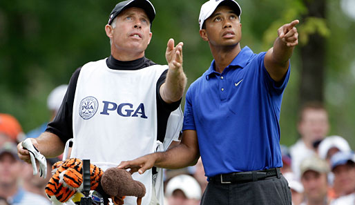 Tiger Woods stand im ständigen Dialog mit Caddy Steve Williams. Der Superstar blieb mit einer 71 erneut unter Par und führt das Klassement souverän an