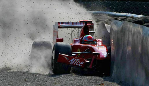 Der Einschlag des Ferrari war unvermeidlich. Dabei ging die linke Radaufhängung zu Bruch