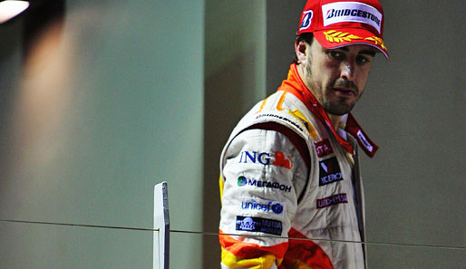 Danach sorgte Alonso für Aufregung, als er seinen dritten Rang dem aus der Formel 1 ausgeschlossenen Flavio Briatore widmete