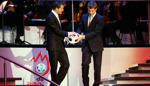 Vor der EM 2008 durfte Andreas Ivanschitz (r.) zusammen mit dem Schweizer Alexander Frei den offiziellen Spielball vorstellen...