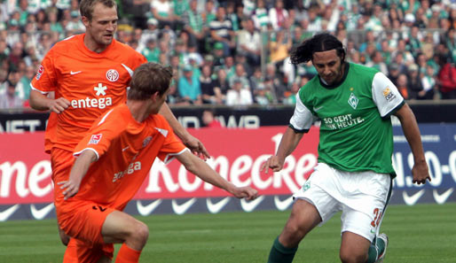 Werder Bremen - FSV Mainz 05 3:0: Wenn Claudio Pizarro (r.) am Ball ist, schrillen bei allen Defensivabteilungen die Alarmglocken
