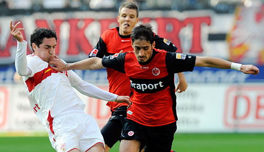 Eintracht Frankfurt - VfB Stuttgart 0:3: Weg da! Nikos Liberopoulos schiebt Roberto Hilbert zur Seite
