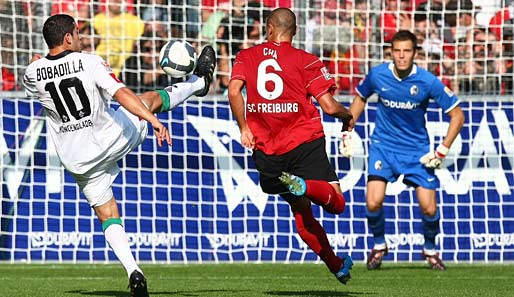 SC Freiburg - Borussia Mönchengladbach: Hoch das Füßchen! Hübsche Ballannahme von Gladbachs Bobadilla