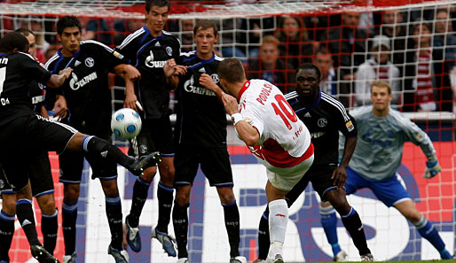 FC Köln - Schalke 04 1:2: Kölns Lukas Podolski scheitert an der königsblauen Mauer