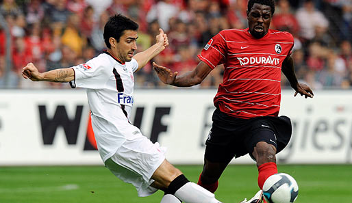 SC Freiburg - Eintracht Frankfurt 0:2: Chris wird von SC-Stürmer Mohamadou Idrissou attackiert