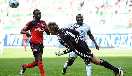 VfL Wolfsburg - Bayer Leverkusen 2:3: Rene Adler (M.) muss mit einem waghalsigen Sprung vor Obafemi Martins (r.) klären