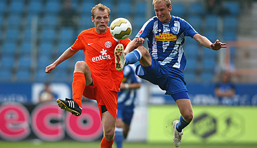 Bo Svensson (l.) und Bochums Andreas Johansson fighten im Mittelfeld um den Ball