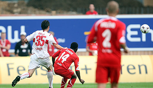 Sanou legte in der 89. Minute nach. VfB-Keeper Lehmann war unmotiviert weit aus dem Tor gekommen - eine Einladung, die Sanou gerne annahm