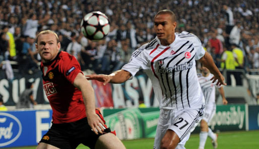 Besiktas Istanbul - Manchester United 0:1: Rooney (l.) bekam es in der Türkei zumeist mit dem Italiener Ferrari zu tun