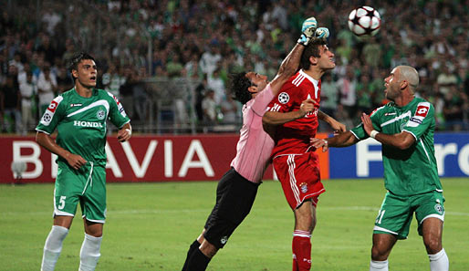 Haifas Keeper Davidowitsch fehlte manchmal der Durckblick. Schaut irgendwie albern aus, wie er hier versucht, den Ball vor Müller zu erreichen