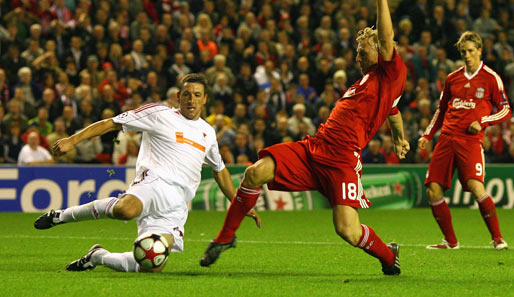 Dirk Kuyt (r.) sorgte mit seinem Tor aber doch für den erwarteten Liverpool-Heimsieg