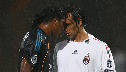 Streiten in the rain! Marseilles Brandao "küsst" Milans Nesta. Bei dem Schietwetter am Mittelmeer kann man aber auch ausflippen