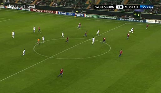 VfL Wolfsburg - ZSKA Moskau: Misimovic führt den Ball im Mittelfeld und sieht Grafite starten