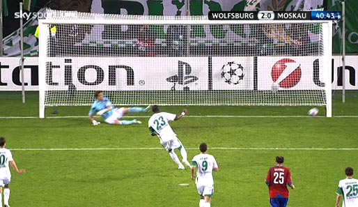 ...und setzt den Ball perfekt neben den Pfosten ins Tor. 2:0 für Wolfsburg!