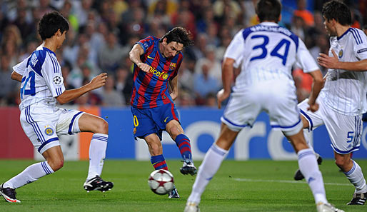 Lionel Messi (2.v.l.) traf in unnachahmlicher Art zur Führung für Barcelona