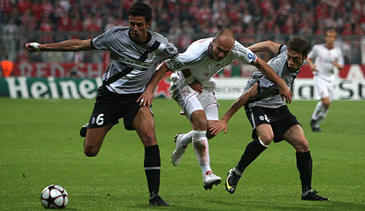 FC Bayern München - Juventus Turin: Arjen Robben tankt sich gegen Fabio Grosso (l.) und Claudio Marchisio (r.) durch