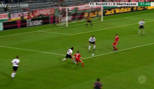 Bayern München - Oberhausen: Franck Ribery legt in die Mitte auf Mario Gomez