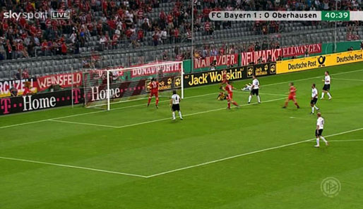 Bayern München - Oberhausen: ...dort steht Gomez mit dem Kopf und nickt ein!