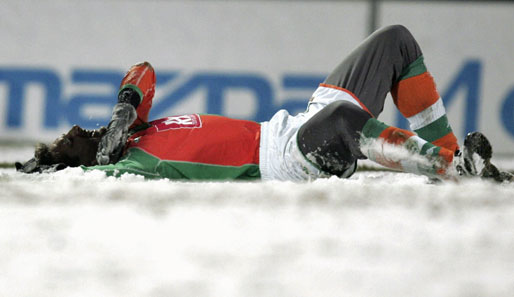 Miroslav Klose musste damals mit einer Schulterverletzung vom Feld und Klaus Allofs polterte: "Da kann man gleich zum Schlamm-Catchen oder Eis-Surfen einladen“