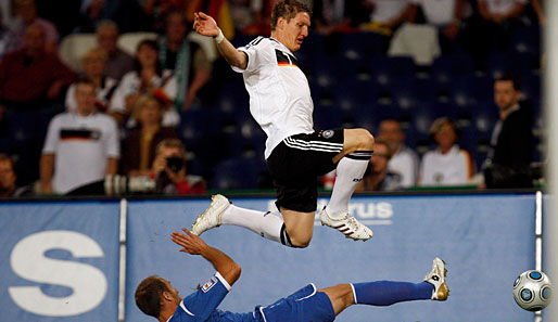 Deutschland - Aserbaidschan 4:0: Dynamik pur: Bastian Schweinsteiger überwindet seinen Gegenspieler im Stile eines Hürdenläufers