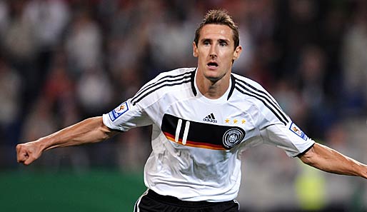 Da hat er noch keinen Partner zum Jubeln gefunden. Miroslav Klose freut sich über einen seiner beiden Treffer gegen die Fußballzwerge aus Aserbaidschan