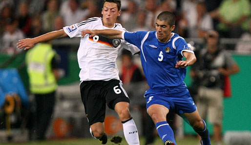 Mesut Özil (l.) in Action. Der Bremer bestreitet gegen Aserbaidschan sein zweites Länderspiel von Beginn an